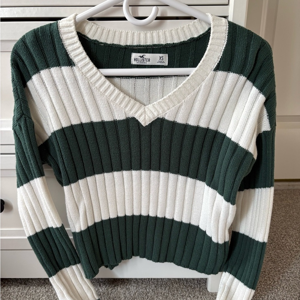Hollister Women's V-Neck Sweater in Green and White